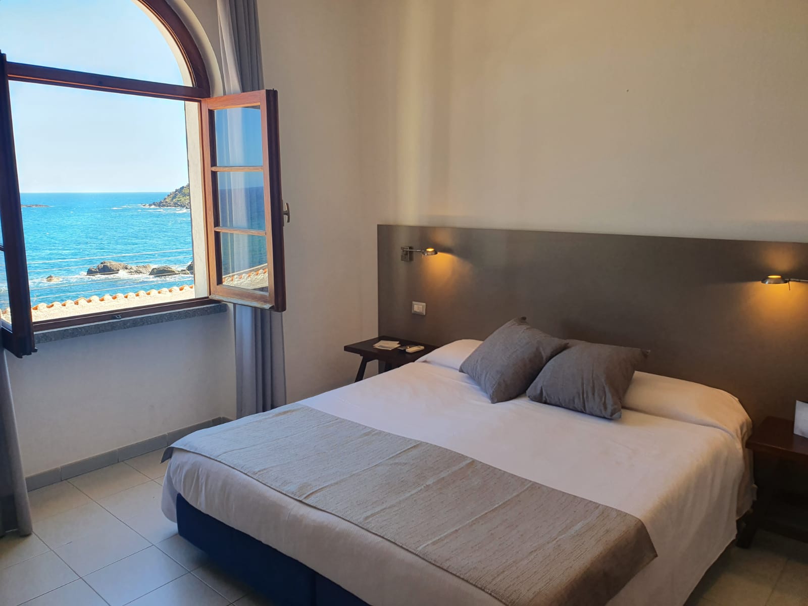 rooms-superior-hotel-castelsardo-sardinia-on-the-sea